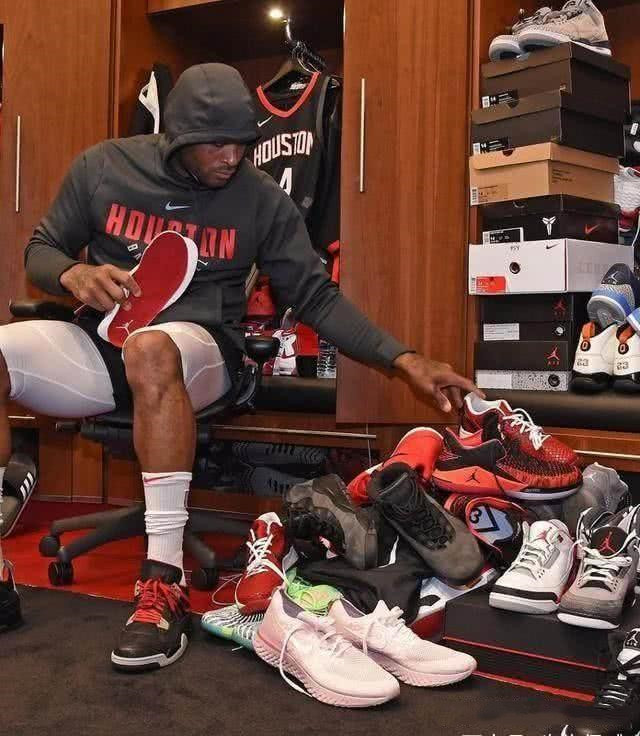 意乙巴里队客场0-5惨败，在返程航班上球迷与球员发生冲突（意乙巴里客场0比5大败，返程航班上球迷与球员爆发冲突）