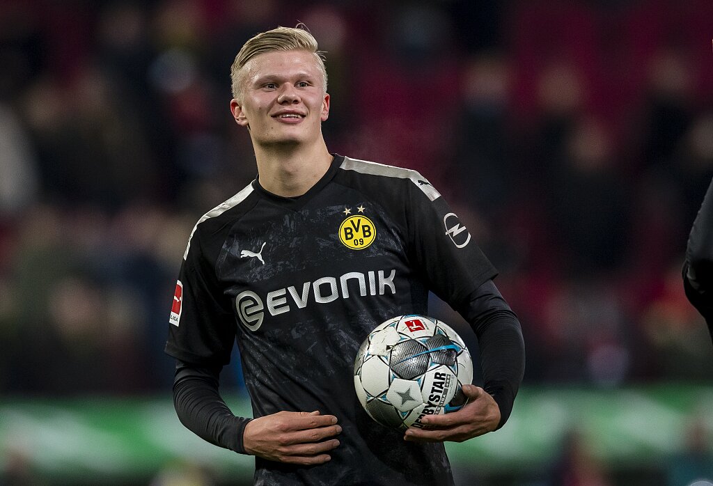 巴萨小将亚马尔父亲在贝蒂斯球迷区庆祝被带离（巴萨新星亚马尔之父在贝蒂斯球迷区庆祝后被带离）