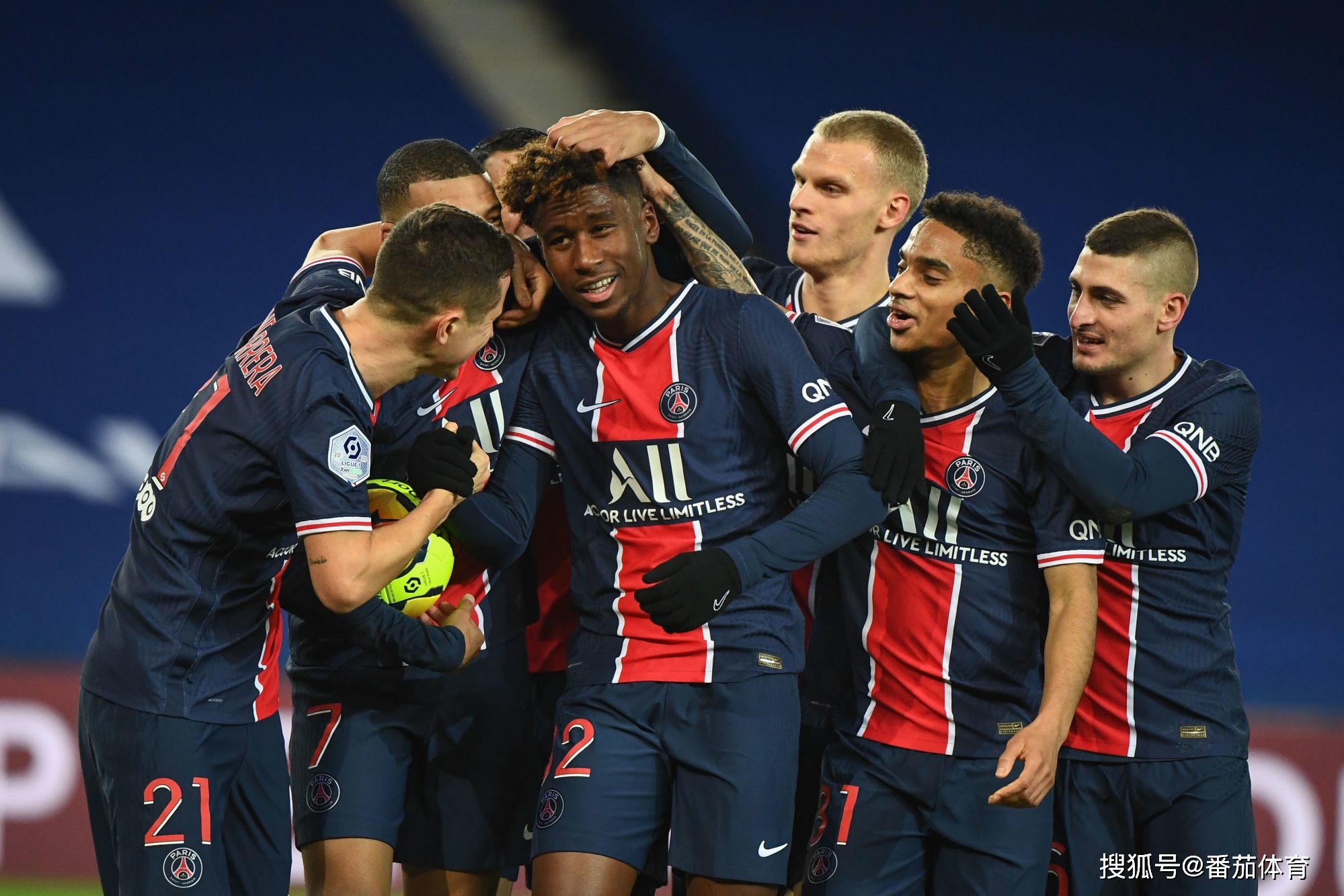 港队主场战新加坡，新加坡球员伤退时担架工作人员忍不住庆祝（港队主场迎战新加坡，新加坡球员伤退之际担架员忍不住欢呼）