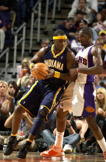 杜兰特关键中投命中，全场欢呼（杜兰特关键中投得手，全场沸腾）