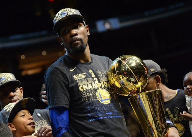 阿森纳3-1拜仁，廷贝尔、马杜埃凯、马丁内利破门，诺伊尔送礼（阿森纳3比1力克拜仁：廷贝尔、马杜埃凯、马丁内利建功，诺伊尔失误送礼）