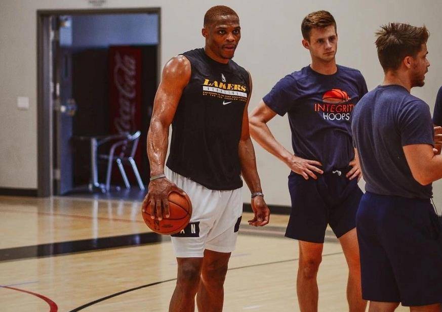 罗马诺：皇马高层仍完全信任阿隆索；切尔西没和罗德里戈接触（罗马诺：皇马高层依旧信任阿隆索；切尔西尚未接触罗德里戈）