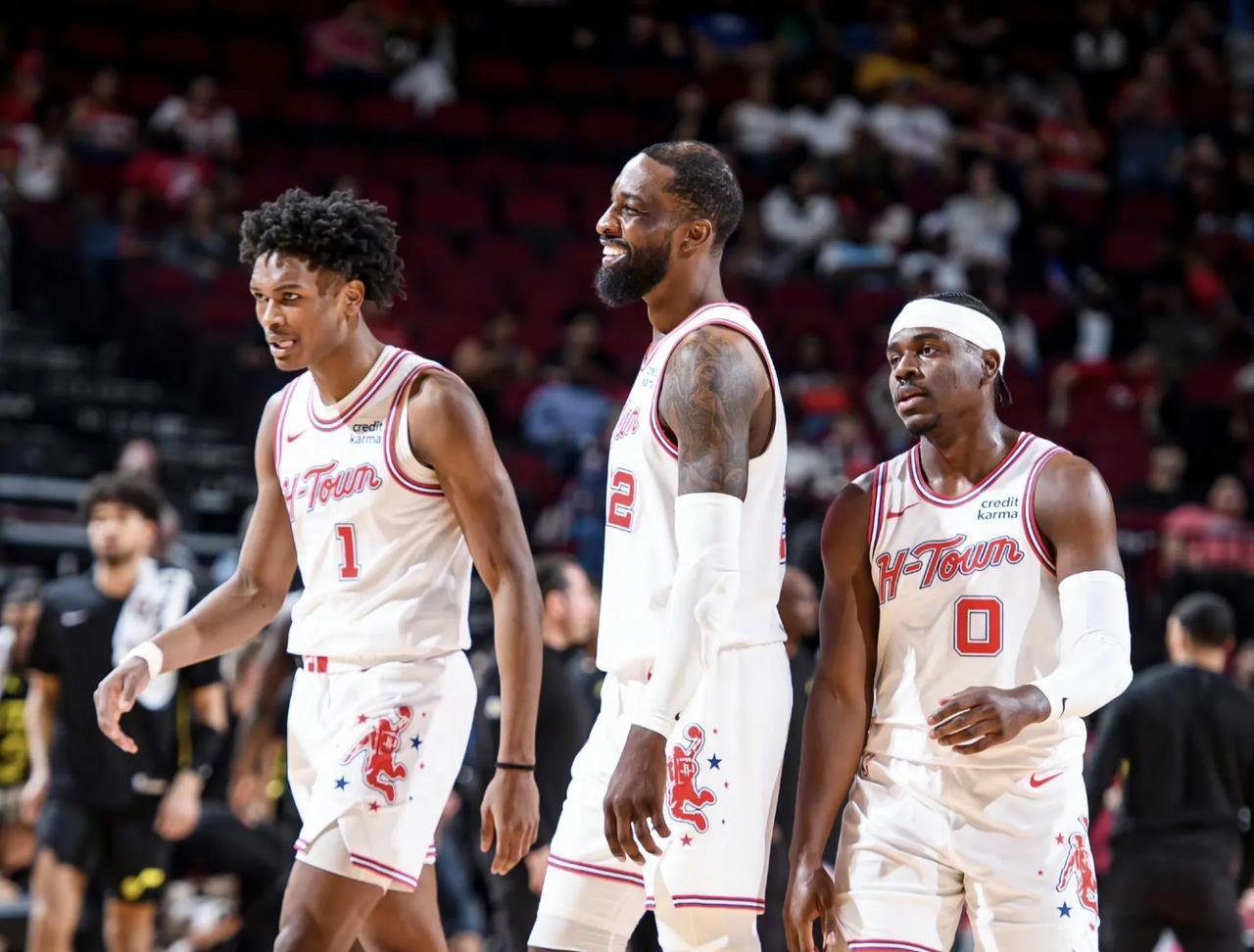 中场核心连续突破防守制造机会（中场大脑连续突击撕开防线造良机）